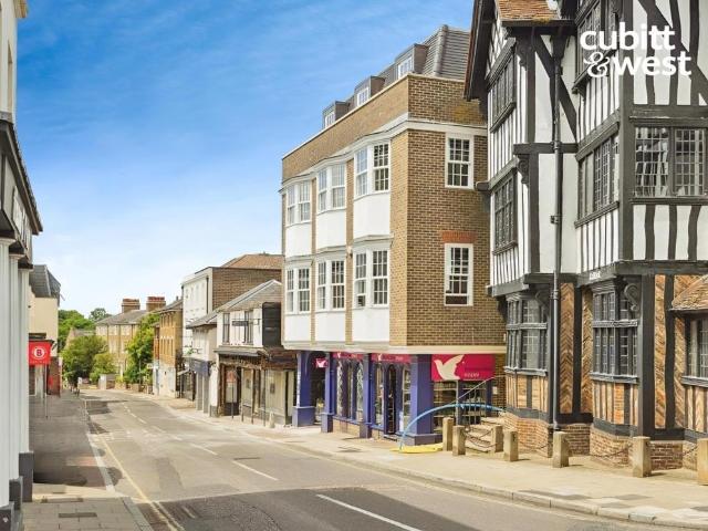 Flat for rent in Pachesham Park, Surrey
