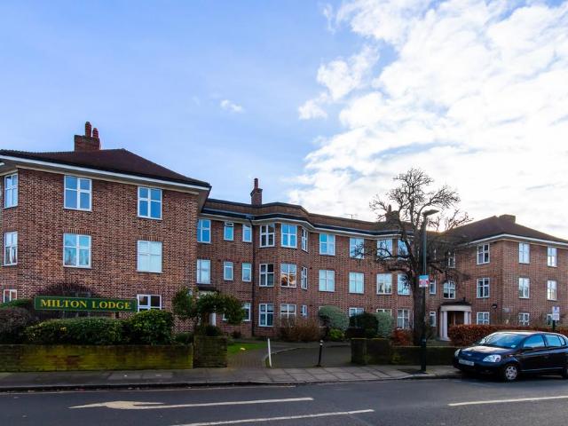 Flat for rent in St Margarets, Greater London
