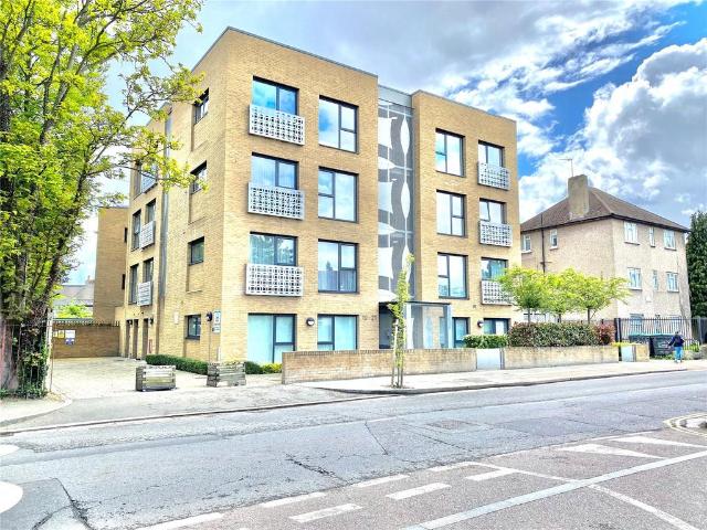 Flat for rent in London Borough of Ealing, Greater London