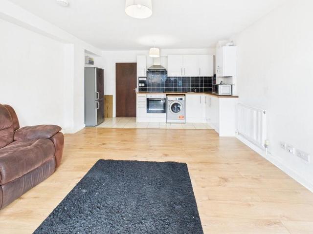 Apartment for rent in Whitton, Greater London