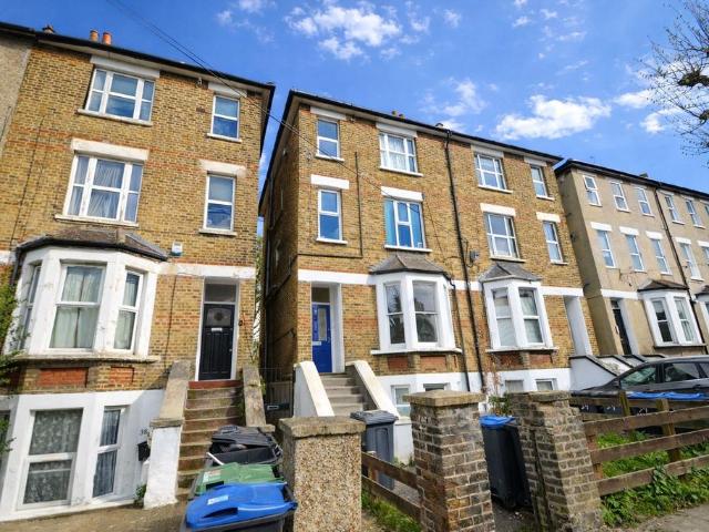 Flat for rent in London Borough of Croydon, Addiscombe