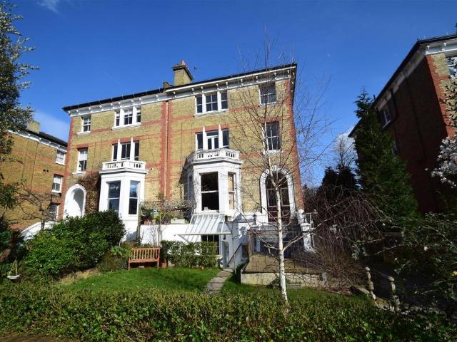 Flat for rent in St Margarets, Greater London