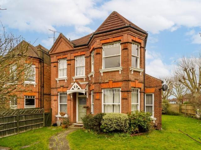 Flat for rent in London Borough of Ealing, Cat Hill