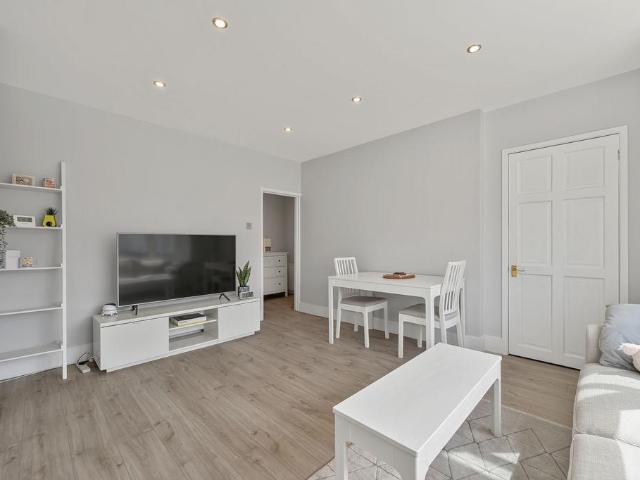 Flat for rent in Motspur Park, Greater London