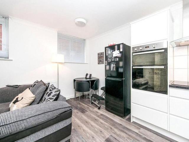 Apartment for rent in Mile End, Fordham Heath