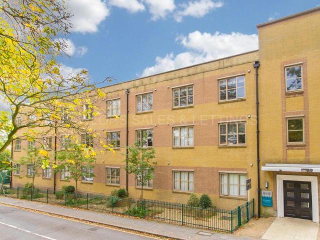 Flat for rent in Woodford, Greater London