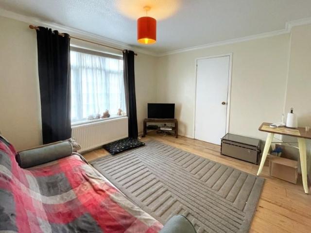 Apartment for rent in Row Town, Surrey