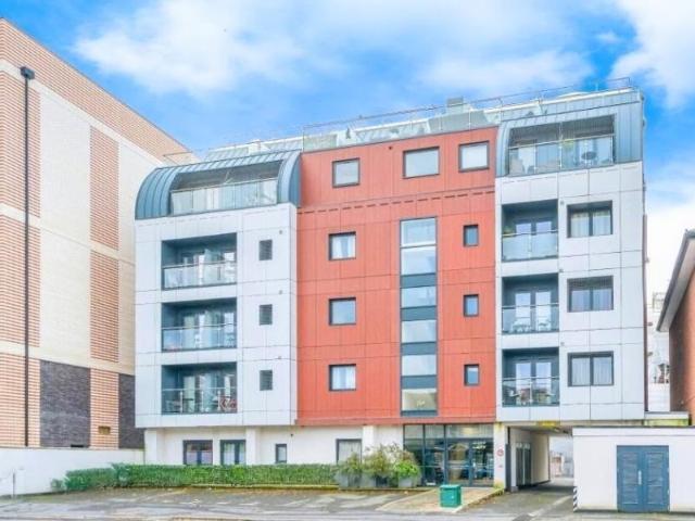 Flat for rent in Woking, Surrey