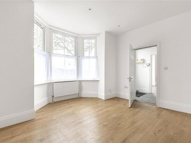 Apartment for rent in Strawberry Hill, Greater London
