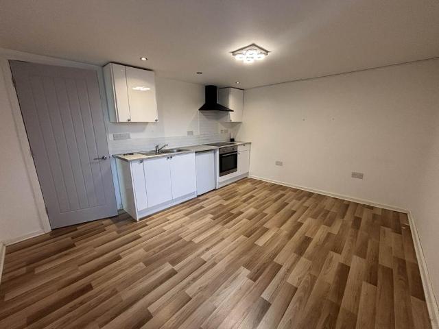 Flat for rent in Prescot, Portico