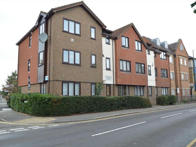 Flat for rent in Row Town, Surrey