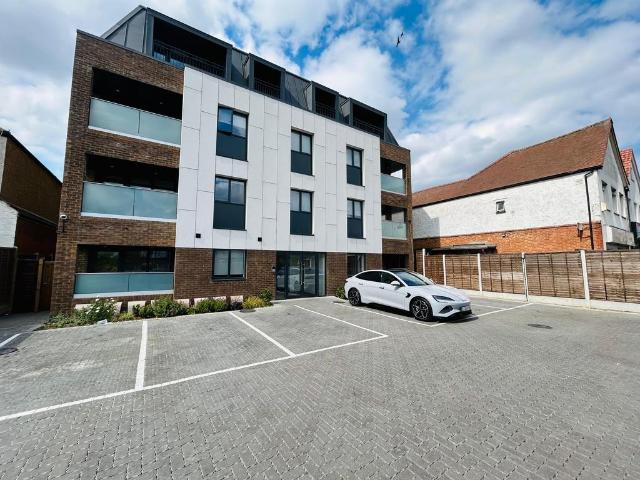 Flat for rent in London Borough of Ealing, Greater London