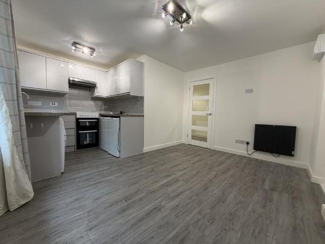 Studio for rent in Woodgate, West Midlands