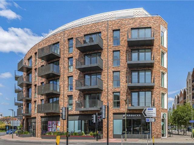 Flat for rent in Row Town, Surrey