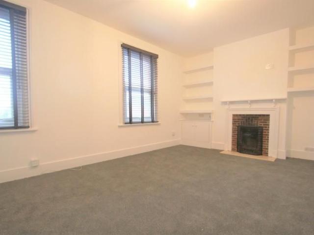 Apartment for rent in Row Town, Surrey