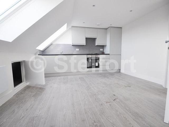 Apartment for rent in Coldharbour, Greater London