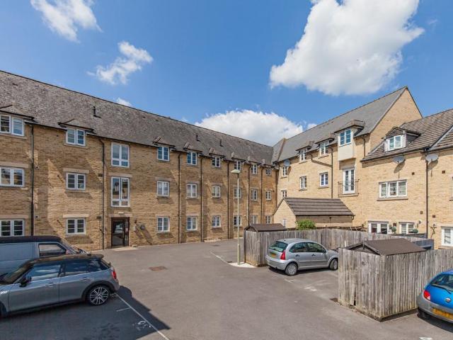 Flat for rent in Deer Park, Black Bourton