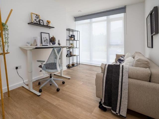 Apartment for rent in Ashley Park, Surrey