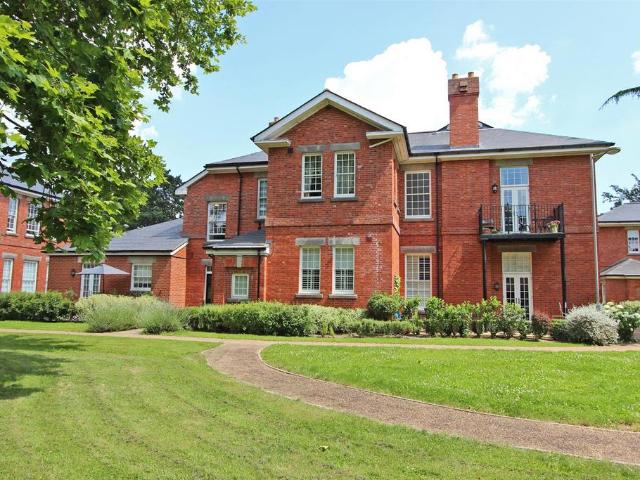 Flat for rent in The Wells, Surrey