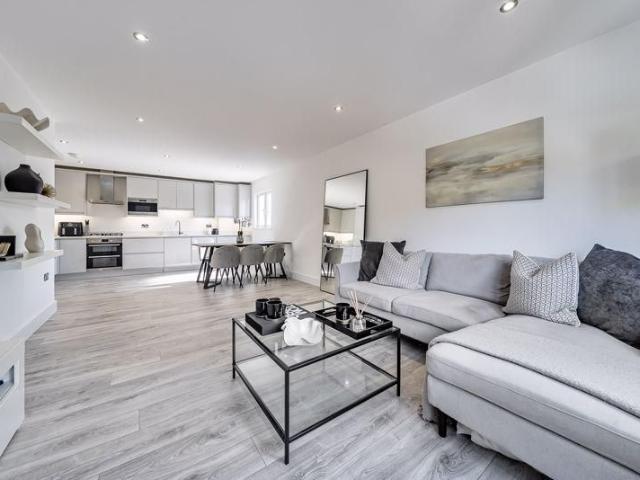 Apartment for rent in Widmore, Greater London