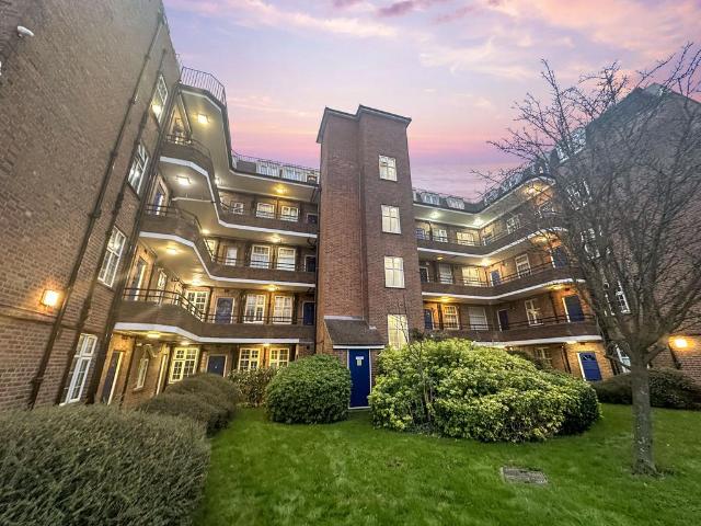 Flat for rent in London Borough of Ealing, Park Royal