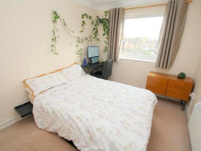 Apartment for rent in Knowle Green, Lower Halliford