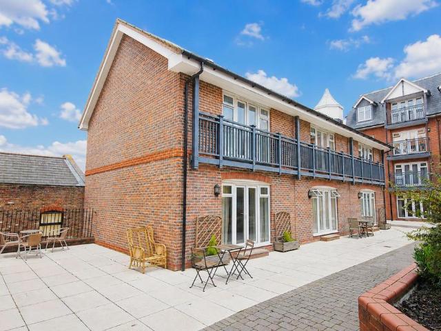 Flat for rent in Pachesham Park, Surrey