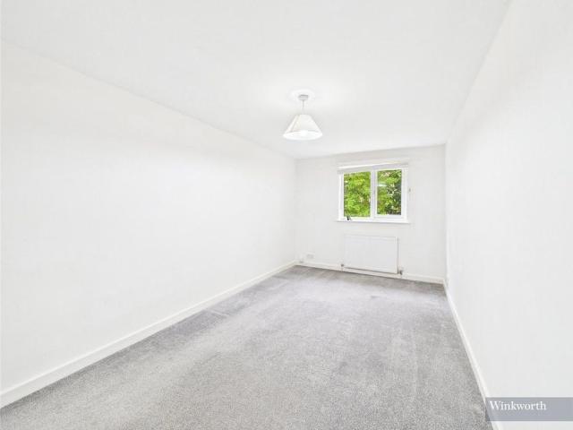 Apartment for rent in Seething Wells, Greater London
