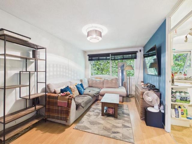 Apartment for rent in Woodhall Farm, Pouchen End