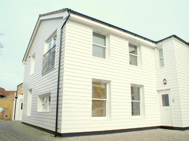 Flat for rent in Blackhills, Surrey