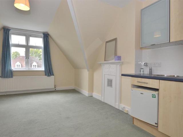 Flat for rent in Red Hill, Surrey