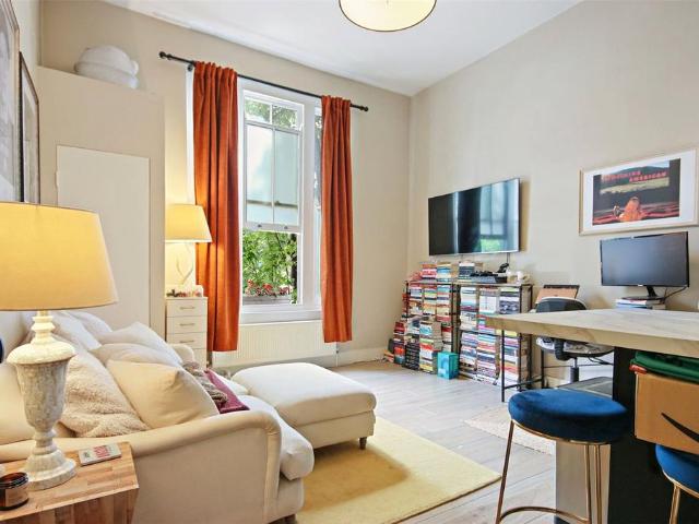 Flat for rent in Shacklewell, Greater London
