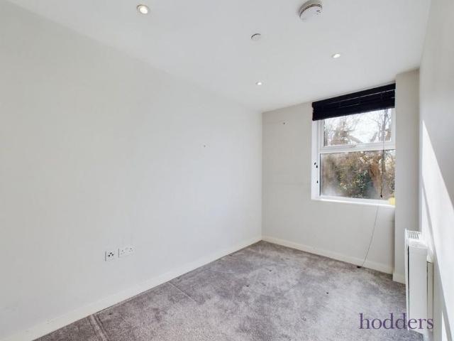 Apartment for rent in Row Town, Surrey