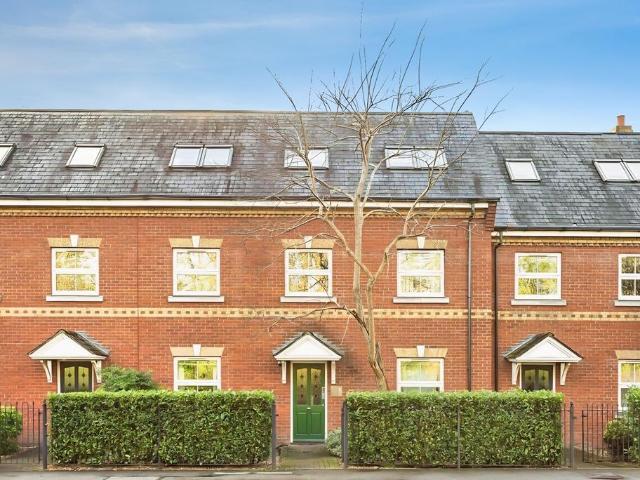 Flat for rent in Row Town, Surrey