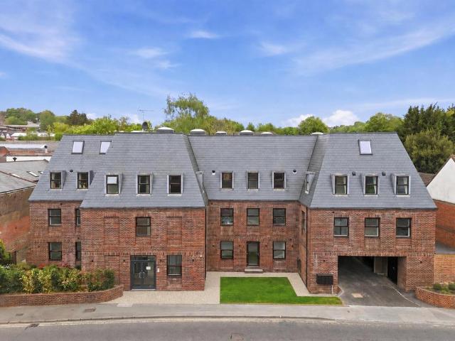 Flat for rent in Totteridge, Cressex