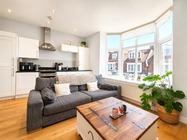 Flat for rent in Mortlake, Greater London