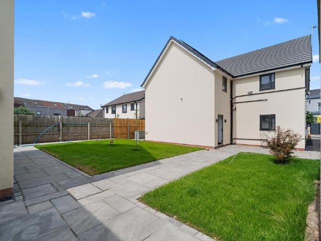 Flat for rent in Stoneycroft, Calderstones