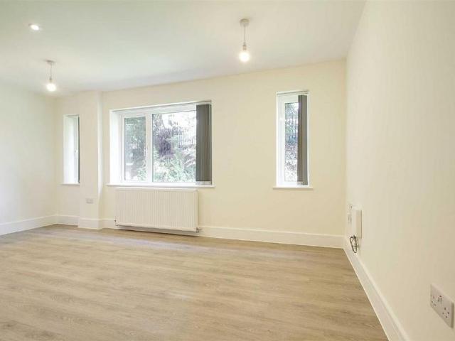 Apartment for rent in Hatching Green, Five Acres