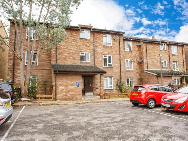 Flat for rent in London Borough of Merton, Raynes Park
