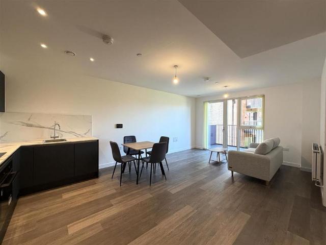 Apartment for rent in London Borough of Ealing, Park Royal
