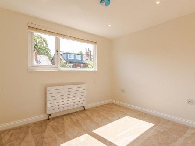 Apartment for rent in Oakwood, West Yorkshire