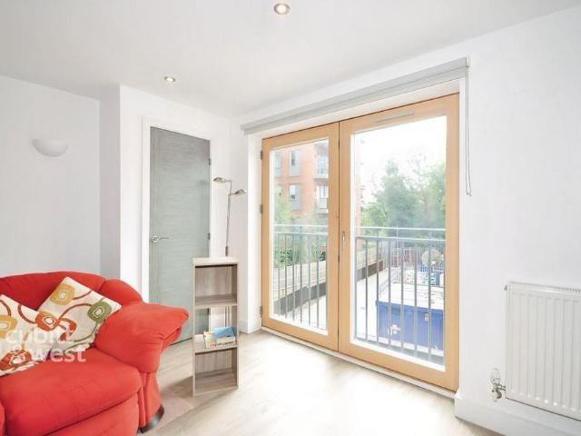 Apartment for rent in Perryfields, West Sussex