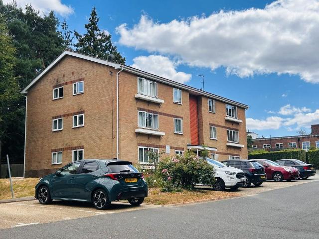 Flat for rent in Pound Hill, Crawley