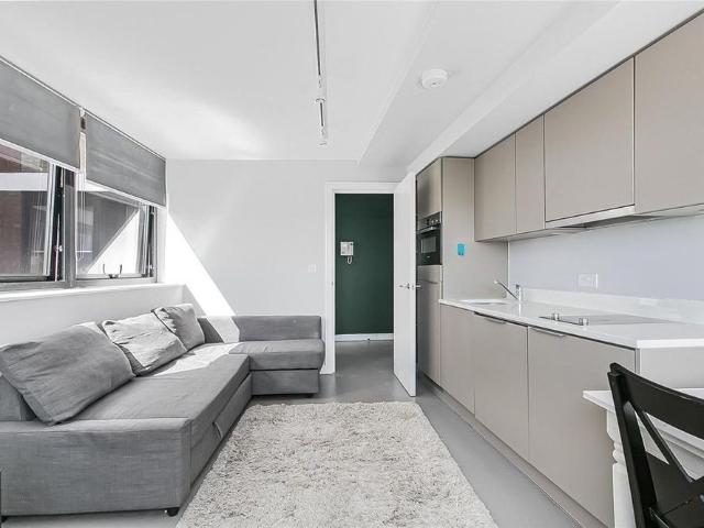 Apartment for rent in Fallow Corner, Greater London