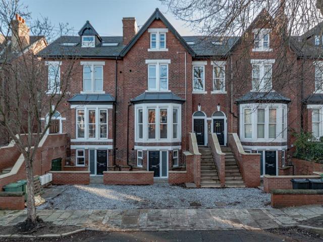 Flat for rent in Oakwood, West Yorkshire
