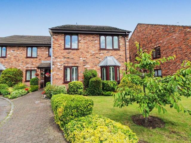Flat for rent in Oughtrington, Warrington
