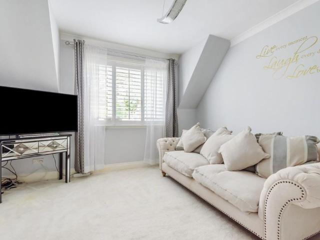 Apartment for rent in Fole, Surrey