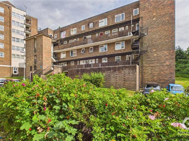 Flat for rent in Perryfields, West Sussex