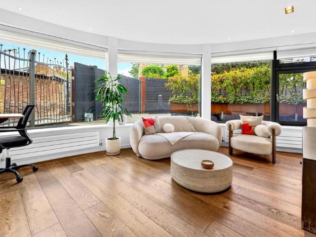 Apartment for rent in Maitland Park, Greater London