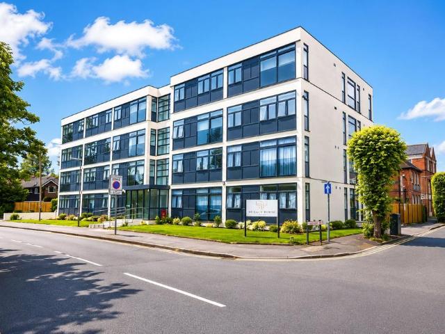 Flat for rent in Woking, Surrey